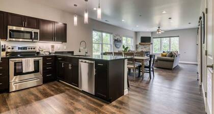 Close to Branson HWY 76 Strip! Indoor Pool!