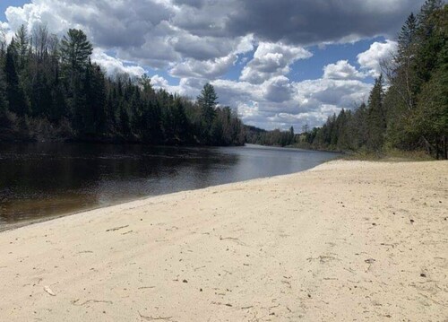3- Poirier : Chalet en bois rond au bord de la Rivière Rouge