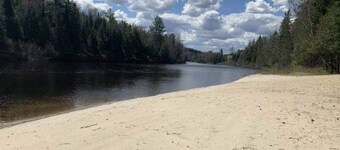 3- Poirier : Chalet en bois rond au bord de la Rivière Rouge