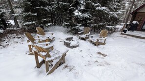 Property grounds - 3- Poirier : Chalet en bois rond au bord de la Rivière Rouge (Rivière-Rouge)