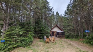 Exterior - 3- Poirier : Chalet en bois rond au bord de la Rivière Rouge (Rivière-Rouge)