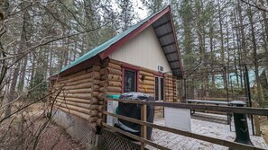 Outdoor dining - 3- Poirier : Chalet en bois rond au bord de la Rivière Rouge (Rivière-Rouge)