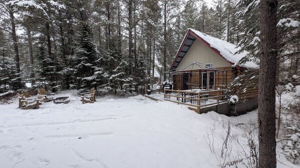 Terrace/patio - 3- Poirier : Chalet en bois rond au bord de la Rivière Rouge (Rivière-Rouge)