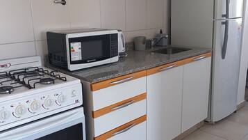 Microondas, horno, tetera eléctrica y utensilios de cocina