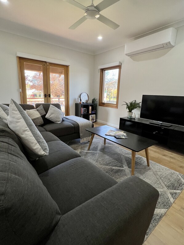 Living area - Tuscan Villa in Myrtleford (Myrtleford)