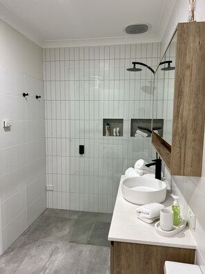 Shower, hair dryer, towels, soap - Tuscan Villa in Myrtleford (Myrtleford)