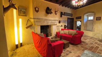 Traditional Suite, Park View | Living area | Fireplace