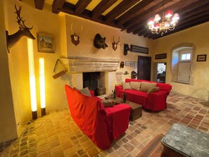 Traditional Suite, Park View | Living area