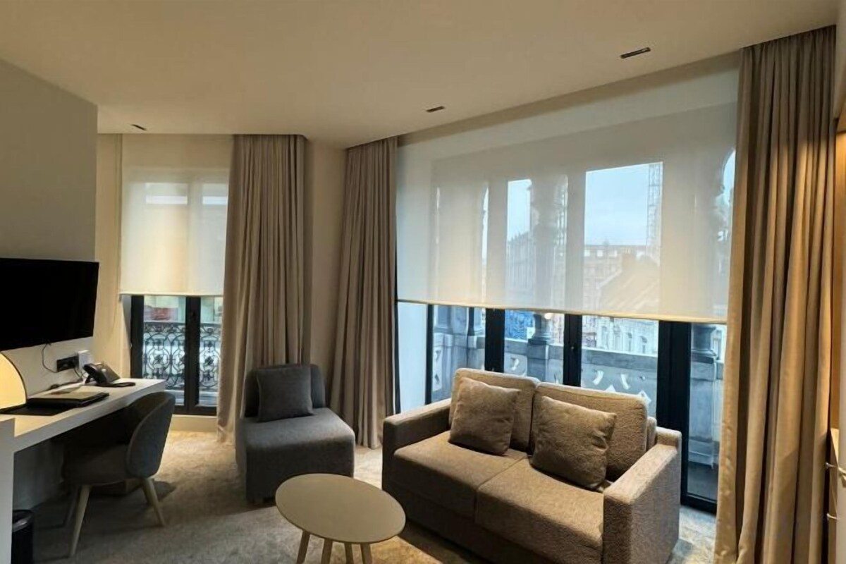 Living area | 43-inch Smart TV with satellite channels, TV