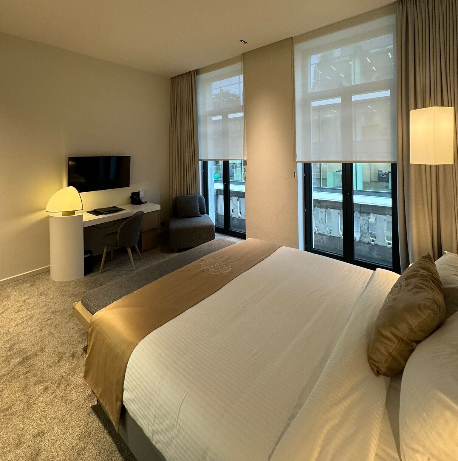 고급 침구, 셀렉트 컴포트 침대, 객실 내 금고, 책상