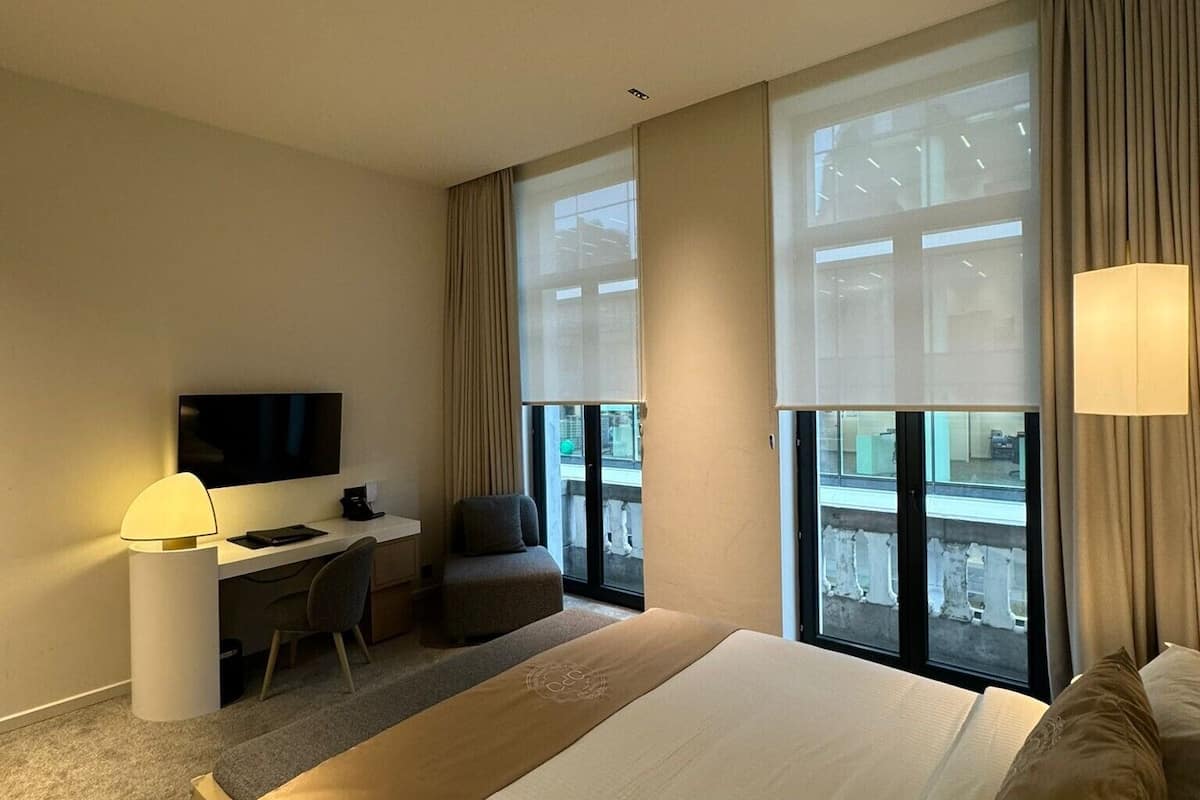 고급 침구, 셀렉트 컴포트 침대, 객실 내 금고, 책상