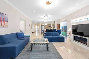 TV, offices - Open Plan! 3 Bedroom House ~ Taringa (Taringa)