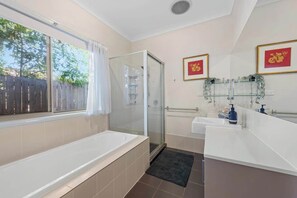 Shower, hair dryer, towels, soap - Open Plan! 3 Bedroom House ~ Taringa (Taringa)