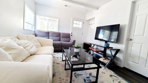 Newly Remodeled 3/2 w/ King Bed Near Intel