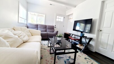 Newly Remodeled 3/2 w/ King Bed Near Intel