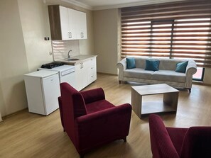 Deluxe-Apartment | Wohnbereich | 106-Zoll-LED-Fernseher mit Satellitenempfang, Fernseher