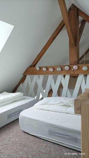 2 camere, culla da viaggio, lenzuola