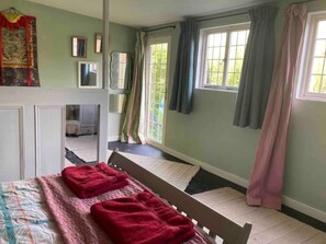 2 bedrooms, WiFi, bed sheets - Comfy, shabby art studio in rural village location five miles from Aldeburgh.  (Saxmundham)