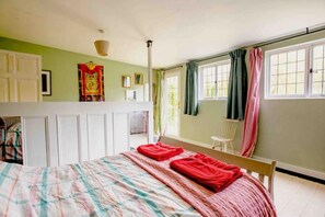 2 bedrooms, WiFi, bed sheets - Comfy, shabby art studio in rural village location five miles from Aldeburgh.  (Saxmundham)