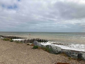 Beach - Comfy, shabby art studio in rural village location five miles from Aldeburgh.  (Saxmundham)