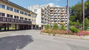 A modern building with a sign reading "RUNDUM". - Apartment BERGBLICK (Bad Reichenhall)