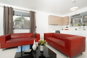 Deluxe House | Living area | 45-inch LED TV with cable channels, TV, heated floors - MTC-AN Apartment by the sea and Airport (Markopoulo Mesogaias)