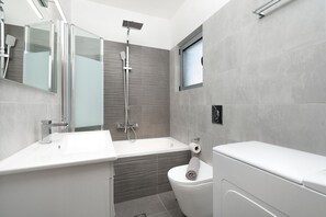 Casa Deluxe | Baño | Regadera con hidromasaje, secadora de cabello, toallas 