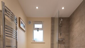 A modern bathroom with a toilet, shower, and bathtub. - Secluded stables with parking in grounds of home in the heart of the new forest  (Burley, Nr Ringwood)