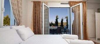 Fantastic Villa in a Dreamy Garden,15 Minutes From the Sandy Beach!