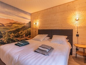 3 bedrooms, free WiFi, bed sheets - Luxurious Lodge with Private Hot Tub, Gym & Covered Pool by Golf Course (Le Chambon-sur-Lignon)