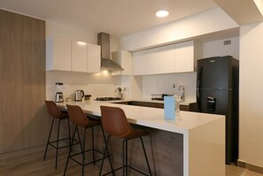 Fridge, microwave, oven, stovetop - w* | Formidable 2BR with Balcony in Miraflores (Miraflores)