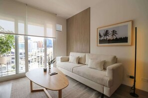 TV, offices - w* | Formidable 2BR with Balcony in Miraflores (Miraflores)