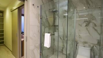 Dusche, Haartrockner, Handtücher