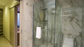 Suihku, hiustenkuivaaja, pyyhkeet