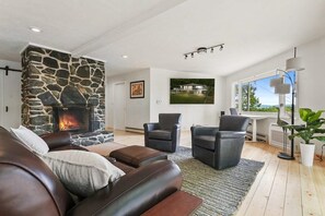 TV, fireplace, offices - Glen Lake Ridge Summa (Empire)