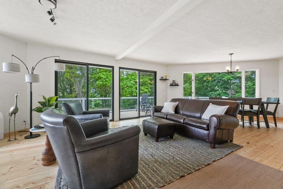 TV, fireplace, offices