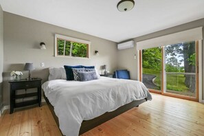 2 soverom, skrivebord, strykejern/-brett og reiseseng for barn