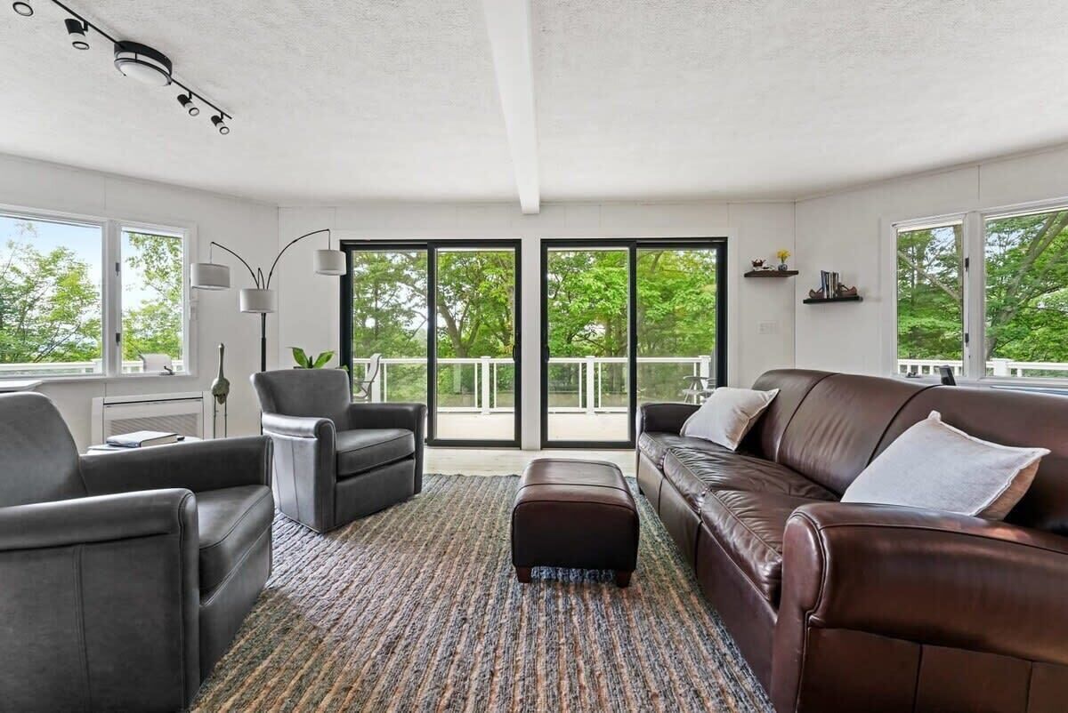 TV, fireplace, offices