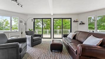 TV, fireplace, offices