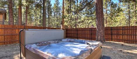 Banyera d'hidromassatge a l'aire lliure