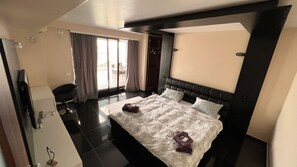 2 bedrooms, iron/ironing board, WiFi, bed sheets - Stylish and Cozy Apartment at sea. (Constanța)