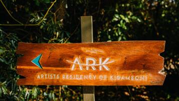 Un letrero de madera con el texto 'ARK Artists Residency of Kigamboni'.
