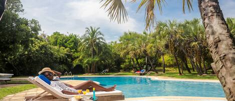 Außenpool, geöffnet von 08:00 Uhr bis 18:00 Uhr, Sonnenschirme