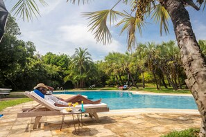 Outdoor pool, open 8:00 AM to 6:00 PM, pool umbrellas, sun loungers - The Overhang (Kutani)