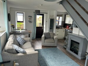 Living area - Cosy cottage in a quiet location overlooking the golf course to the sea (Bude)