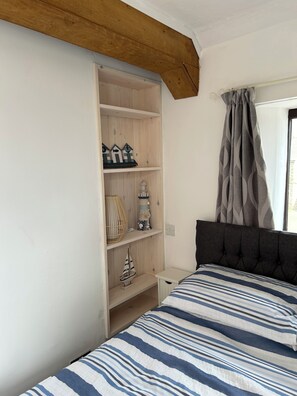 2 室のベッドルーム、アイロン / アイロン台、WiFi (無料)、ベッドシーツ