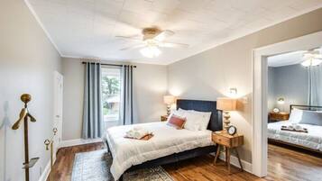 2 habitaciones, escritorio y tabla de planchar con plancha