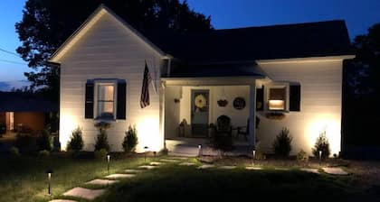 Southern Charm Cottage- Historic 2 bed 1 bath refuge in Hickory