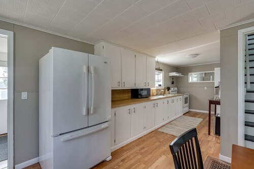 Waterview House w/ Fenced Yard, Woodboat, & Museum