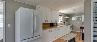 Waterview House w/ Fenced Yard, Woodboat, & Museum